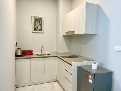 Η κουζίνα ή μικρή κουζίνα στο Sunset Seaview Vacation Condos @ Jesselton Quay