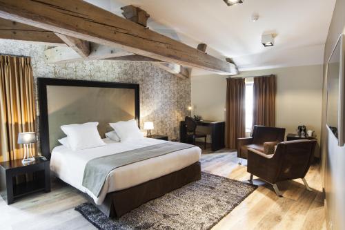 Кровать или кровати в номере La Rotisserie du Chambertin
