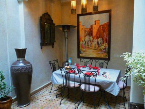 A restaurant or other place to eat at Riad Dar Attika