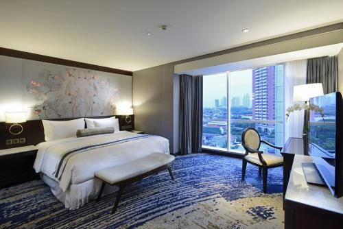 Un pat sau paturi într-o cameră la Vasa Hotel Surabaya