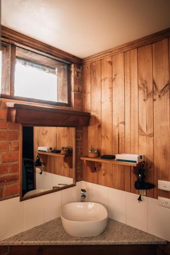 a bathroom with a sink and a mirror at Diamond House Motor Inn in Stawell