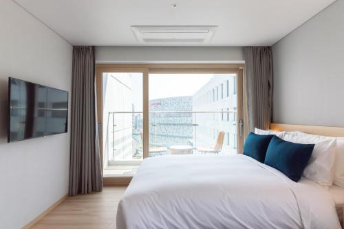 Kama o mga kama sa kuwarto sa Connect Busan Hotel & Residence