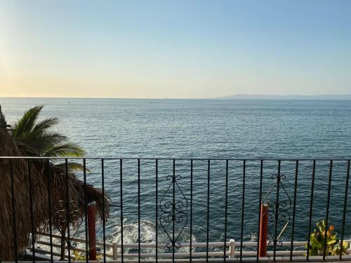 Traditional Sierra Leon Oceanfront Rooms - Adults Only في بويرتو فايارتا: إطلالة على المحيط من الشرفة