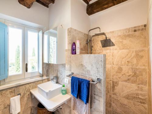 A bathroom at Holiday Home Gioiella near Trasimeno Lake