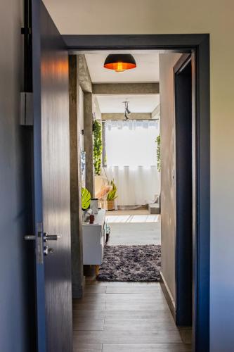 a hallway with a door leading to a bathroom at Uai House com jacuzzi, teto rooftop retrátil e colchão massageador in Poços de Caldas