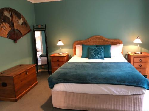 um quarto com uma cama grande e duas mesas de cabeceira em Countryside Retreat romantic tranquil native wildlife township Hepburn - Daylesford em Hepburn Springs