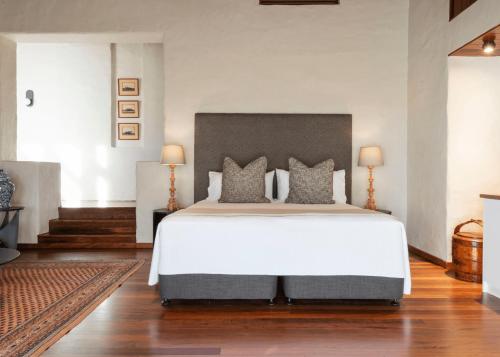 a bedroom with a large white bed in a room at Tower Lodge in Pokolbin