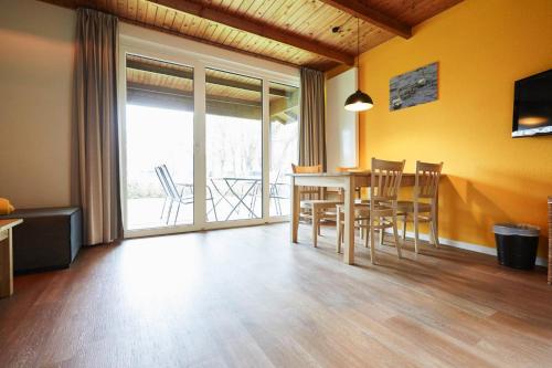 TV a/nebo společenská místnost v ubytování Blockhaus im Ostseeresort Dampland