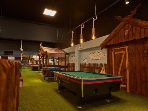 Biliár nebo kulečník v ubytování Blockhaus im Ostseeresort Dampland