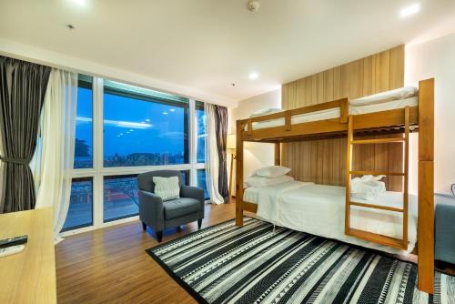 Postel nebo postele na pokoji v ubytování PLAAI Prime Hotel Rayong SHA Extra Plus