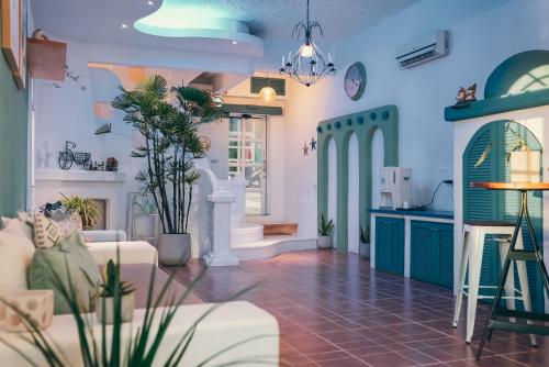 鵝鑾的住宿－墾丁伯利恆民宿，客厅拥有蓝色和粉红色的墙壁