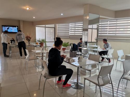 Гости Hostal Costa De Marfil Suites & Apartamentos