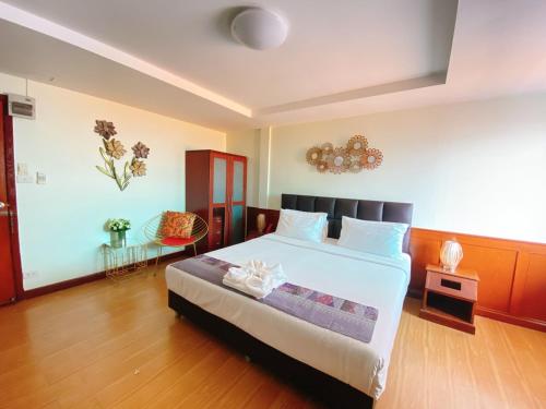 - une chambre avec un grand lit dans l'établissement Navanakorn Golden View, à Ban Lam Rua Taek