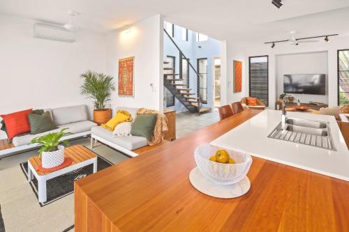Ruang duduk di Carinya - Secluded luxury minutes from the beach