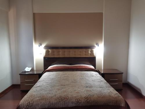 Кровать или кровати в номере Hostal Costa De Marfil Suites & Apartamentos
