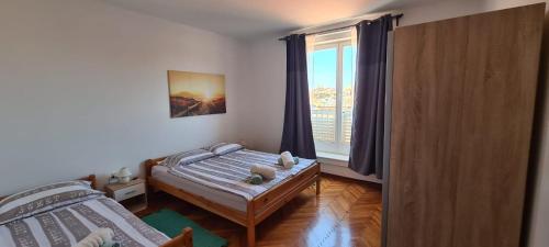 1 dormitorio con cama y ventana grande en Gorgeous Sea View Apartment Izola MI1 en Izola