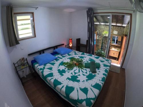 Postel nebo postele na pokoji v ubytování Fare HONU Cook’s Bay Moorea