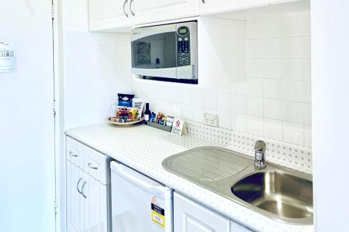 Kjøkken eller kjøkkenkrok på Coogee Sands Hotel & Apartments