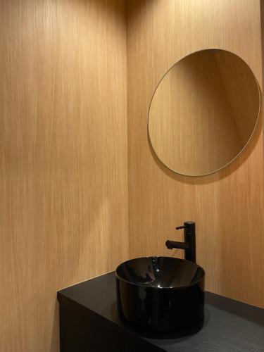 a bathroom with a black sink and a mirror at TABITABI KANOE HARA in Kyoto