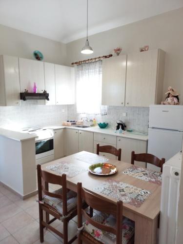 Nhà bếp/bếp nhỏ tại SummerAndros Meliti