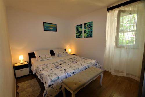 sypialnia z łóżkiem i oknem w obiekcie Apartments Ticak w mieście Klimno