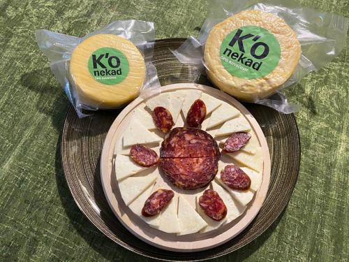 ein Teller mit Essen, Granatapfel und Käse in der Unterkunft Salaš 318 - B&B Farm Experience in Drenovac