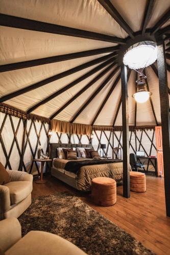 a large room with a bed in a yurt at Yurt Tree, romântico e confortável, experiência unica in Jacutinga