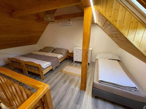Katil atau katil-katil dalam bilik di Vinný sklep u Mňa