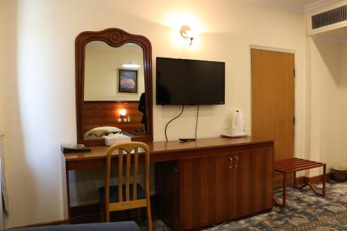  Hotel InterContinental Kabul -  Room  picture :   Minibar    Minibar    Bath                           