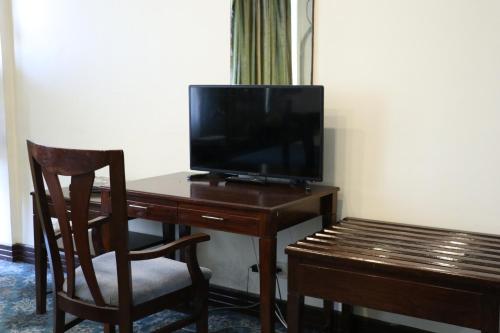  Hotel InterContinental Kabul -  Room  picture :   Minibar    Minibar    Bath                           