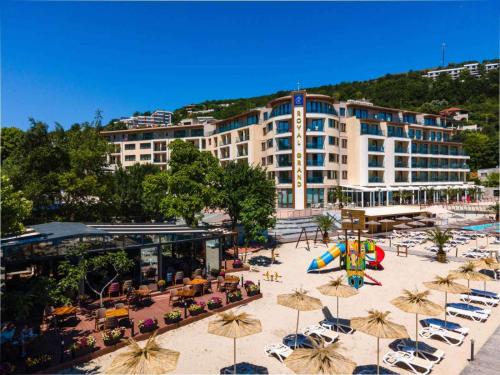 um resort com uma praia com guarda-sóis e uma piscina em Royal Grand Hotel and Spa - All Inclusive and Free beach accsess em Kavarna