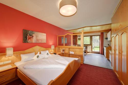 Ένα ή περισσότερα κρεβάτια σε δωμάτιο στο Alpenhof Lodge Almrose iii