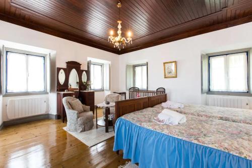 オビドスにあるVila Casa Do Sobralの木製の天井が特徴のベッドルーム1室(大型ベッド1台付)