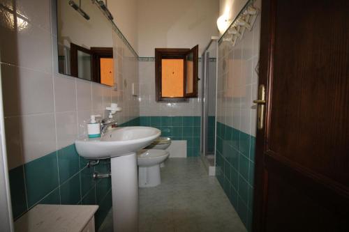 łazienka z umywalką i toaletą w obiekcie Casa Mira con piscina e bellissima vista mare w mieście Costa Paradiso