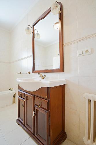 a bathroom with a sink and a mirror at Espacioso apartamento en Cambados in Cambados