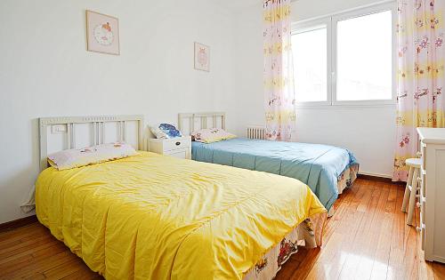 ein Schlafzimmer mit zwei Betten und einem Fenster in der Unterkunft Espacioso apartamento en Cambados in Cambados