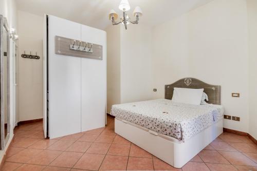 sypialnia z łóżkiem i białymi drzwiami w obiekcie When in Trastevere w Rzymie