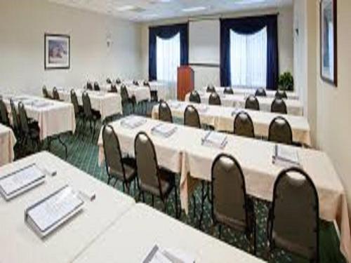 a room with rows of tables and chairs in a classroom at Parkview Inn & Suites, Lancaster Amish Country, PA in Lancaster