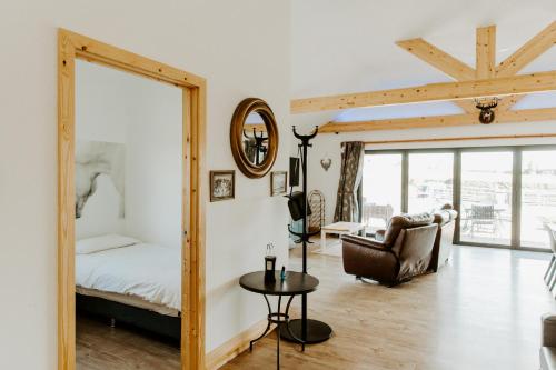 Posezení v ubytování King Richards Luxury large Lodge sleeps up to 7 Guests at Fairview Farm Near Sherwood Forest in Ravenshead Nottingham set in 88 acres of Farm Land with Great Walks,Views,Pet Animals