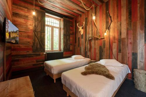 Postel nebo postele na pokoji v ubytování Domaine de Ronchinne - Château et Ecuries