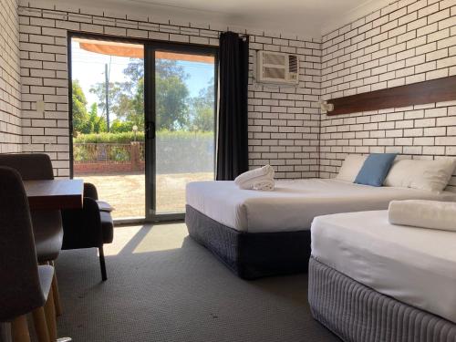 Un pat sau paturi într-o cameră la Toukley Motel
