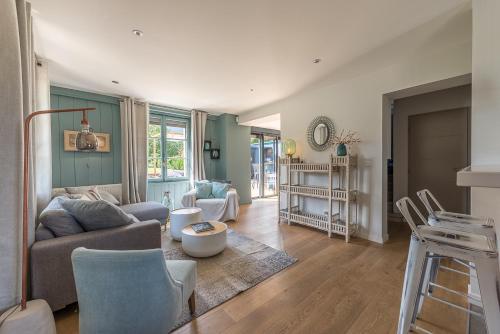 un salon avec un canapé et une table dans l'établissement Cosy spirit-Proche plage, piste cyclable et centre village, 3ch 3 sdb- Une exclusivité LLA Selections by Location lac Annecy, à Saint-Jorioz