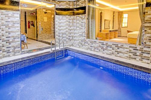 Bazen u ili blizu objekta مساكن العاج