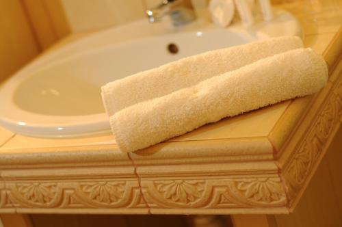 a towel is sitting on top of a bathroom sink at Folwark Stara Winiarnia in Mszana Dolna