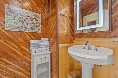 ein Bad mit einem Waschbecken und einem Spiegel in der Unterkunft Cozy Creek Cabin - On Austin Creek Hot Tub - Dog Friendly - BBQ Grill - Fast WiFi in Cazadero