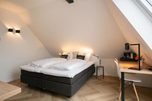 Кровать или кровати в номере Snoozz Hotels Bolsward Boutique hotel zonder receptie met digitale sleutel