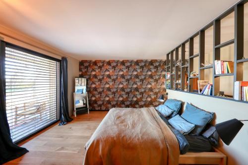 Giường trong phòng chung tại Villa avec piscine et vue admirable sur la nature
