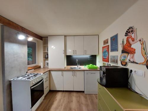 Η κουζίνα ή μικρή κουζίνα στο Mediterran Holiday Home - jacuzzi & pool