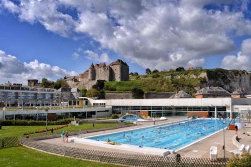 迪耶普Bel appartement vue mer centre-ville, face plage的一座带城堡的大型游泳池