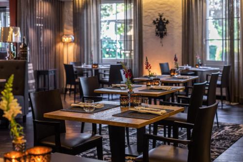 une salle à manger avec des tables et des chaises en bois dans l'établissement Ganter Hotel & Restaurant Mohren, à Île de Reichenau